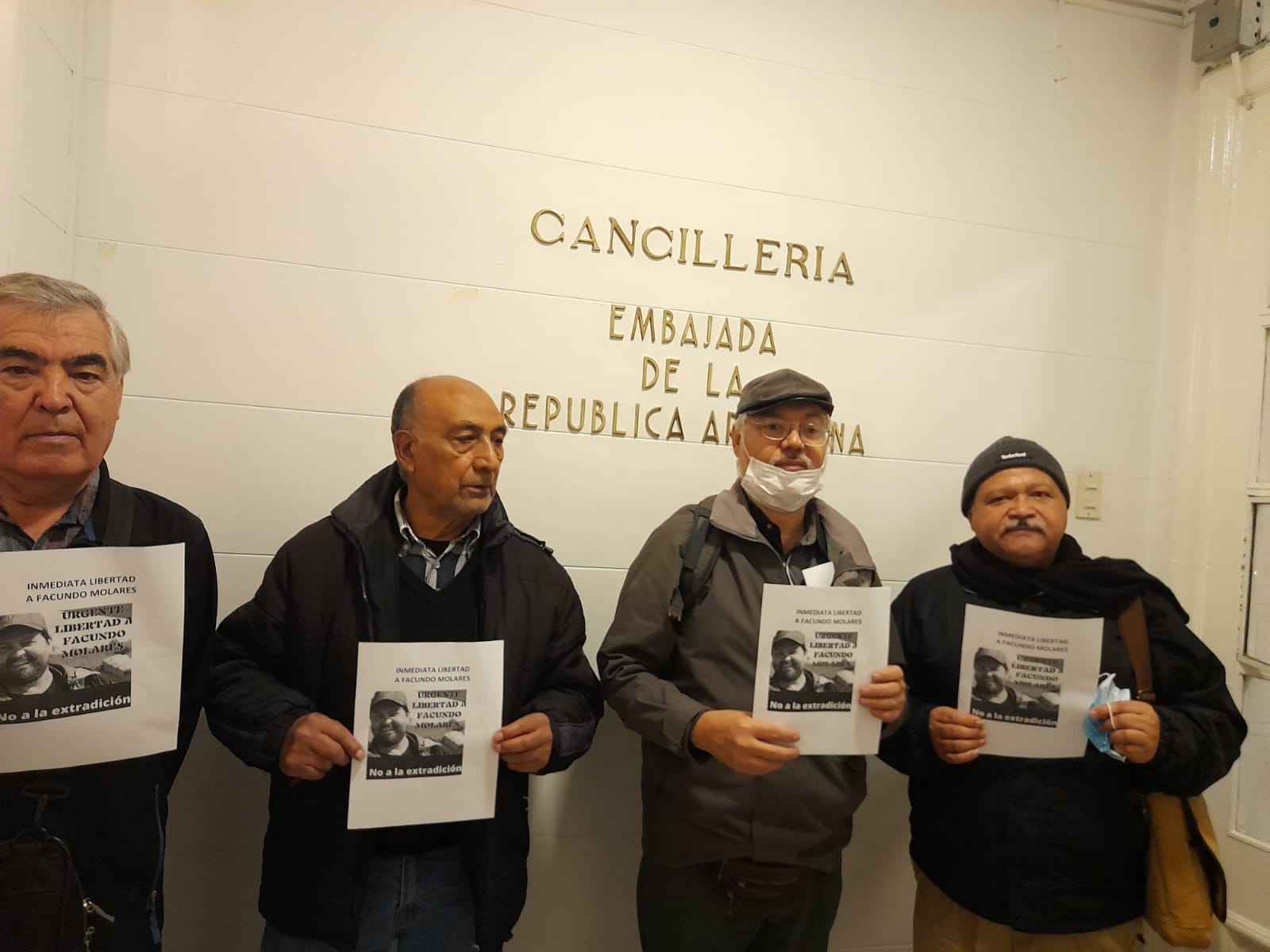 En el frontis de Embajada de Argentina organizaciones chilenas piden la libertad de Facundo Molares y que no sea extraditado a Colombia donde su vida correría peligro